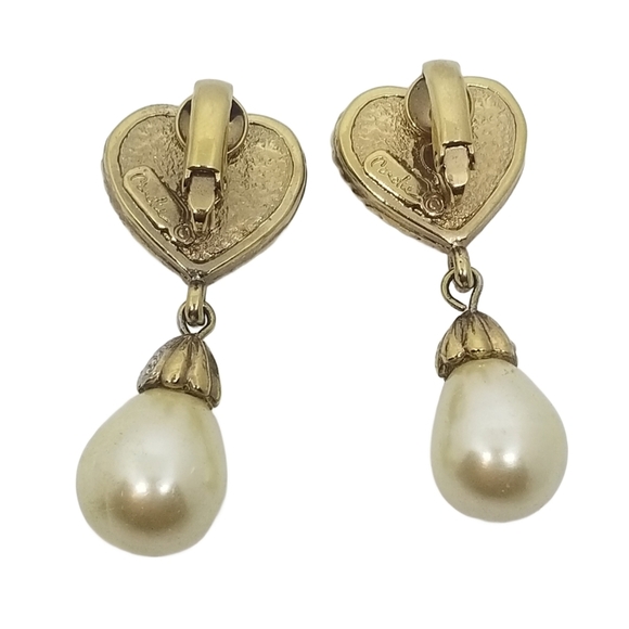 CAROLEE VINTAGE GOLDTONE CRYSTAL HEART & FAUX PEARL DROP CLIP ON EARRINGS - Picture 5 of 6